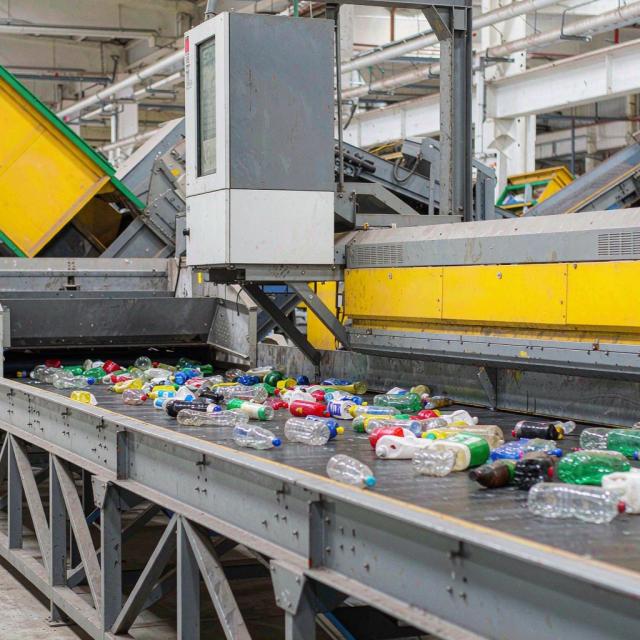 Conveyor and optical sorting line separating PE, PP, PET and PVC waste plastics